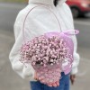 Розовая гипсофила в плетенной корзине